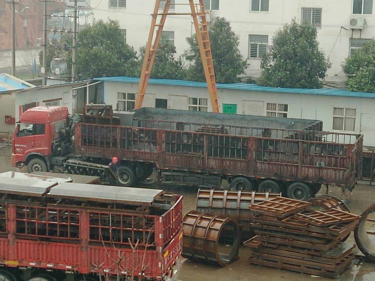 下雨天，系梁模板廠家的員工冒雨裝貨