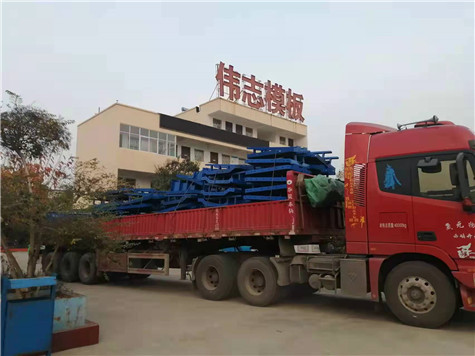 護欄鋼模板發(fā)往河南欒川工地